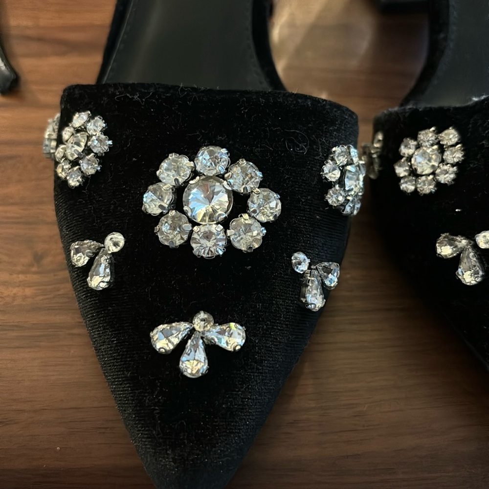 Forever 21 slingback with chunky heel. Silver in color to highlight the shoe.